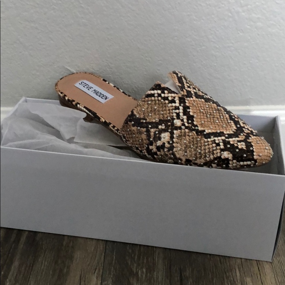 Steve Madden Flats NWT size 8